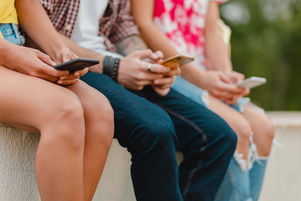 Pesquisa do SINEPE/RS aponta que restri&ccedil;&atilde;o de celular melhora aprendizado e intera&ccedil;&atilde;o escolar